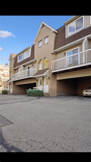 I think I just found my new favorite complex in Stamford 😍 The sunroom off the living room, oversized bedrooms, double sinks in the primary en-suite, and the closets… obsessed. ✨ Rental details: • 2 Bed | 2.5 Bath • $3,475 / month • Open-concept living with a wood-burning fireplace • Sun-filled enclosed space perfect for a home office • Granite eat-in kitchen w/ stainless steel appliances & breakfast bar • Primary suite with double vanity, European shower & multiple closets • Second bedroom wit