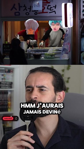 T’as déjà remarqué ces petits détails à la fin de K-pop Demon Hunters ? On le sait tous maintenant : à la fin du film, Zoé porte un hoodie avec le tigre de Jinu dessus. Et plus tard, on aperçoit aussi les animaux de compagnie de Jinu sur une affiche de comeback… un clin d’œil qui laisse penser que Jinu pourrait revenir dans les prochains films. Mais il y a d’autres détails super cool. Quand les Huntrix rencontrent leurs fans, y’a une fille trop timide pour appeler le nom de Zoé… alors qu’elle ti