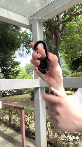 Never lose your keys again!This stretchy keychain is a game changer! #tiktokshop #keychain #outdoorequipment #musthave #foryou #lifehack #clumsyproof #gadgetlover