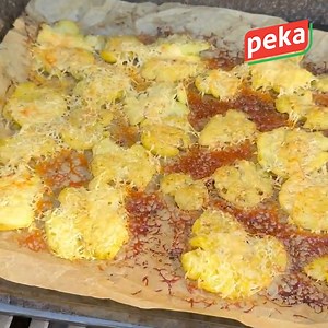 Kan du nå din lur på 30 minutter? 🚴👀 Det er så kort tid, det tager at tilberede de her sprøde Peka kartofler med parmesan på grillen😋 Spis dem som tilbehør til bøffer, pølser eller vegetariske alternativer, mens I nyder en af sommerens mange sportsbegivenheder. Opskriften er udviklet af @madogmonopolet | Peka Kartofler