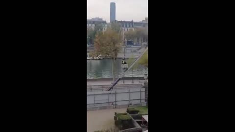 France: Video Shows Robbers Fleeing Louvre Using Vehicle-Mounted Ladder