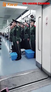 即使在搭乘地铁的时候，也站得笔直的中国武警。 Dicipline is their motto, even when they take the subway. Well done, Chinese armed police officers! | Learn Chinese