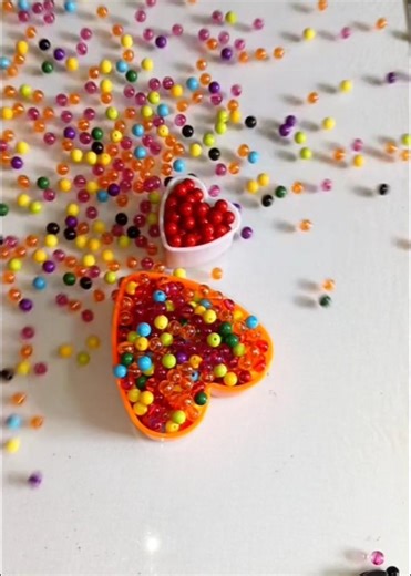 Satisfying ASMR short video. #very satisfying#pouringbeads#asmrvideo