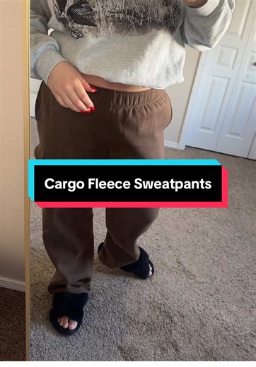 The perfect cargo sweatpants to cozy up in to do nothing or to do everything!👖🫶🏼 #cargosweatpants#sweatpants#sweatpantoutfits#cozyoutfits#sweatpantsseason