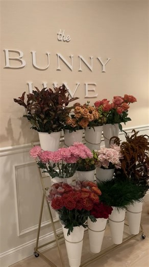 The Scout Guide Tampa & St. Petersburg on Instagram: "A beautiful night at @thebunnyhiveodessa with @staygoldfloral ✨ We spent the evening learning the basics of floral arranging with Jen, who guided us step-by-step in creating Thanksgiving-ready centerpieces — and we all left with something truly gorgeous for our holiday tables! The perfect girls’ night out, moms’ night out, and a reminder of how special it is to gather, learn something new, and support local. If you’re looking for florals for 