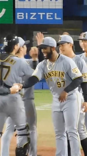【ありがとう セベリーノ】2026.9.22勝利のハイタッチ 来日初勝利のセベリーノにウイニングボールが手渡される 絶体絶命の緊急登板を凌ぐ大活躍 チーム一丸で負けられない試合に勝利