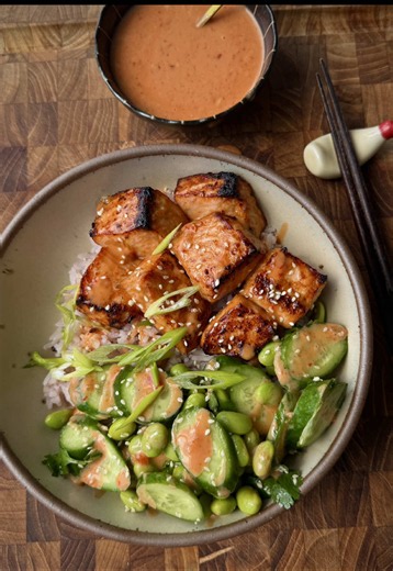 30-minute Bang Bang Salmon Bowls 🌶️🍚🥒 caramelized salmon bites, crunchy cucumber edamame salad, fluffy rice and a creamy bang bang sauce you’ll want to drizzled over everythinggg🔥 Basically everything I want in a weeknight dinner 🤌 Grab the recipe, link in my bio❤️ https://rockinmeals.com/bang-bang-salmon-bowls/ #fyp #bangbangsauce #salmon #easyweeknightdinner #salmonrecipe