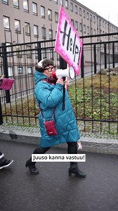 Lapin Kansa seurasi viime viikolla lappilaisen karvalakkilähetystön matkaa Torniosta eduskuntatalolle. Vajaa parikymmentä ihmistä hyppäsi linja-auton kyytiin ja suuntasi kohti Helsinkiä. Lähetystö nousi eduskuntatalon portaille ja osoitti mieltään sosiaali- ja terveyspalveluiden säästöesityksiä vastaan. Samalla reissulla lähetystö tapasi ministeri Kaisa Juuson. Lue lisää merilappilaisten reissusta pääkaupunkiin Lapin Kansan verkosta. Linkki biossa. 🖋️: Heidi Keskimaunu 📹️: Anssi Jokiranta | La