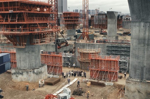 Dans « L’Inconnu de la Grande Arche », Stéphane Demoustier filme une cohabitation houleuse entre le prince et son architecte