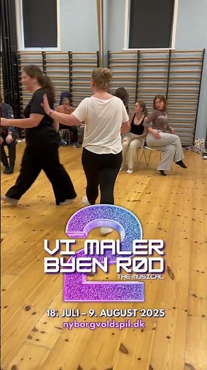 To lys på et bord (øvelokale) – Vi maler byen rød: The Musical 2 2025 | Nyborg Voldspil