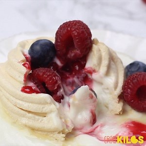 Mini pavlovas aux fruits rouges ! LA recette exclusive sur https://bit.ly/2slEbO0 | Croq
