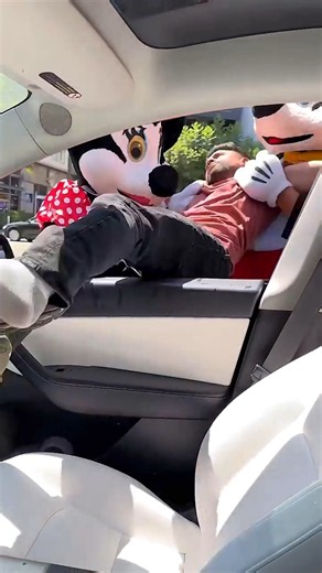🤣 Don't Mess with Mickey Mouse! #prank #mikimouse #mickeymouse #миккимаус #пранки #ютубшортс