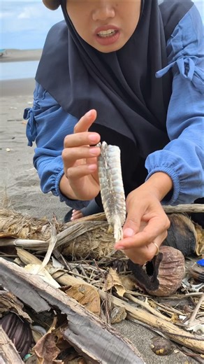 found a strange object that looks like a snake's tail 😱 #secondhandgoods #vlog #shorts #beach