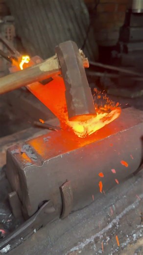 Handmade Process of Opening a Slot in Steel Using Fire and Hammer #metalworking #blacksmith
