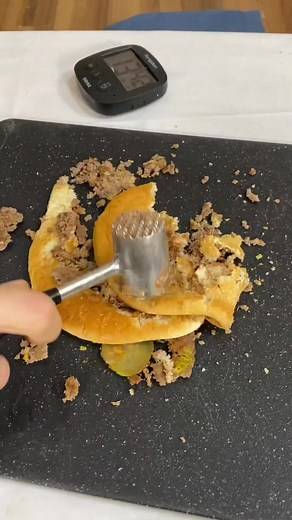 肉ハンマーでハンバーガー1万発叩くぞい❗️
