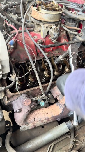 How to adjust valves on a small block Chevy while it’s running #diy #automotive #mechanic