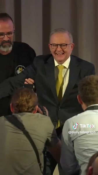 Anthony Albanese Falls Off Stage During Campaign Stop