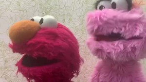 Elmo y Lola de @Sesamo celebran 50 años del programa "Plaza Sésamo" con @ZonaPopCNN https://cnn.it/35MYSGw | CNN en Español