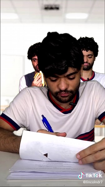 Aluno Fazendo Prova: Humor na Escola e Desafios