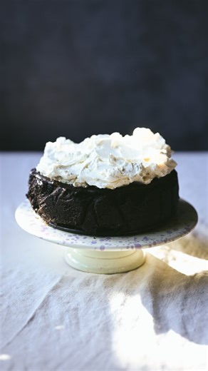 Annie Mae Herring on Instagram: "Inspired by my viral Guinness Chocolate Cake from last year, this is a cheesecake twist on that dark, malty, deeply chocolatey favourite. Of course it’s not exactly authentic- but let’s be honest, it’s the flavours of Ireland in every bite: rich Guinness stout, silky chocolate, and that cloud-like mascarpone cream on top, just like the head of a pint. Base 270g @oreo 100g salted butter, melted 2 Tbsp black cocoa powder @callebautchocolate Cheesecake 240ml @guinne