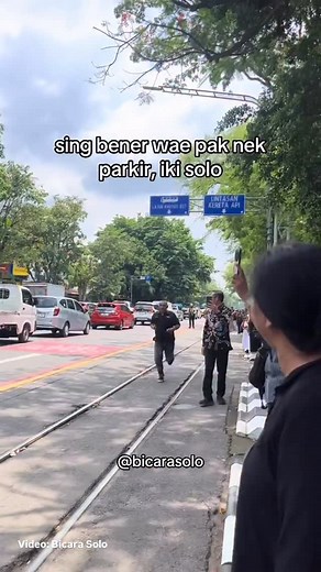 14K views · 7.2K reactions | Lain Kali Jangan Parkir Sembarangan ya Pak Source: @bicarasolo | Railfanssindo | Facebook