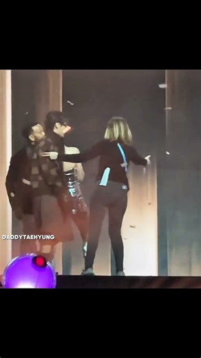 The moment when she told jhope to stand beside Rose at stage 🤭