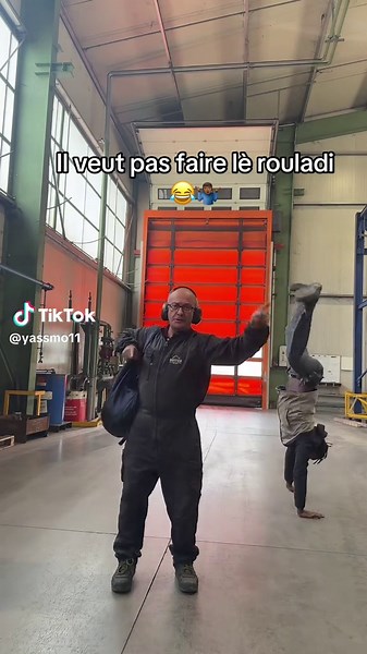 Il essaie de faire des roulades chez Motamo