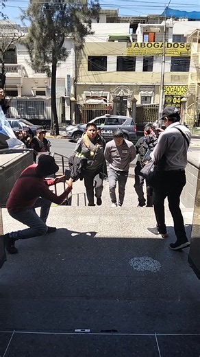 #Noticias #Arequipa || Cae alias “Chino Pepa” en las inmediaciones del mercado San Camilo por robo agravado Agentes de la Divincri detuvieron a presunto delincuente acusado de dopar a sus víctimas bajo la modalidad del «pepeo» en Mariano Melgar. Efectivos de la División de Investigación Criminal (Divincri) de Arequipa capturaron este sábado a Oscar Ramos Arias (26), alias “Chino Pepa”, quien contaba con un mandato de detención preliminar judicial por el delito contra el patrimonio en la modalida