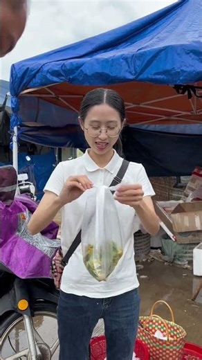 I picked two baskets of cucumber blossoms today to set up my stall. Foodie Recommendation #food #...