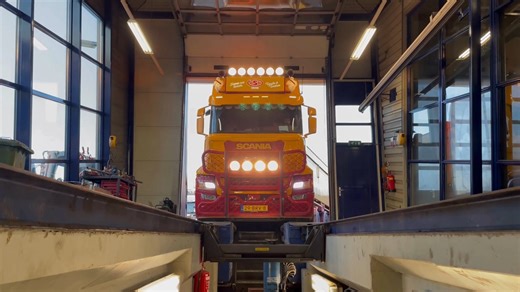 Krijg een unieke inkijk in VSB Trucks en Trailers!🚛💨 VSB Trucks en Trailers heeft tientallen jaren ervaring op het gebied van vrachtwagens. Benieuwd wat wij u te bieden hebben? Neem dan contact op, bekijk onze voorraad op onze website (www.vsb-trucks.nl) of kom langs in Druten. De koffie staat klaar! #vsbgroep #vsbtrucks #scania #vrachtwagen #superdik #V8 #openpijp #komsnellangs | VSB Groep Trucks en Trailers