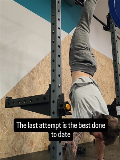 This advice on the bar has revolutionised the practice sessions in the handstand position... Granted this is my second time doing it as practice. It's fantastic and I can easily adjust as necessary to find that balance point. Though... I don't know if this will be detrimental for other practices. But for now it feels good and feels like a good progression point Day 38/66 #gymshark66 #handstand #calisthenics #practice