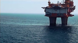 19K views · 66 reactions | Der Rohstoff Öl hat die Welt im Griff! Aber wie kam es zu den Abhängigkeiten in der Ölindustrie? Die neue BBC-Doku PLANET OIL beleuchtet die Geschichte des Öls und ist ab heute auf DVD erhältlich: amzn.to/1Ql9m06 | Dokuversum | Facebook