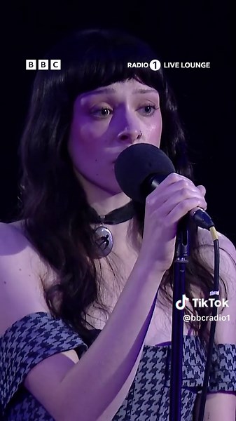 @HollyHumberstone in the live lounge performing an incredible cover of ‘coming up roses’ 🥹💘 #livelounge #hollyhumberstone #harrystyles