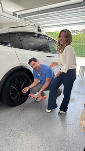 2.7M views · 50K reactions | Mi gente linda, definitivamente hay cosas en las que no soy experta… ¡y los carros son una de ellas!  Tuve un pequeño inconveniente con una llanta y me tocó llamar a “mi marido” para que me salvara .Lo peor es que él tampoco estaba muy contento ni diestro . | Adamari Lopez | Facebook