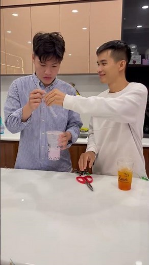 SH - How to Insert a Straw Properly! 🥤✔️ || Hướng dẫn cách cấm ống hút #shorts