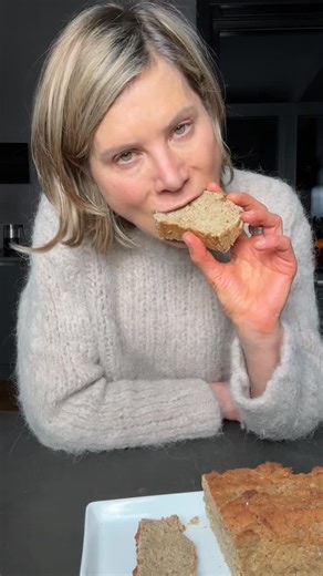 Dr. Maren Kemper on Instagram: "Apfel-Zimt Kuchen – ballaststoff- & proteinreich 🍎✨ Dieser Kuchen sättigt richtig gut – und zwar nicht zufällig: Er liefert viel Protein (u. a. aus entöltem Mandelmehl & Joghurt) und eine ordentliche Portion Ballaststoffe aus Hafer, Leinsamen und Apfel. Protein unterstützt die Sättigung über eine stärkere Ausschüttung von Sättigungshormonen, Ballaststoffe erhöhen das Stuhlvolumen und unterstützen deine Darmflora. Besonders die löslichen Anteile aus Apfel (Pektin)