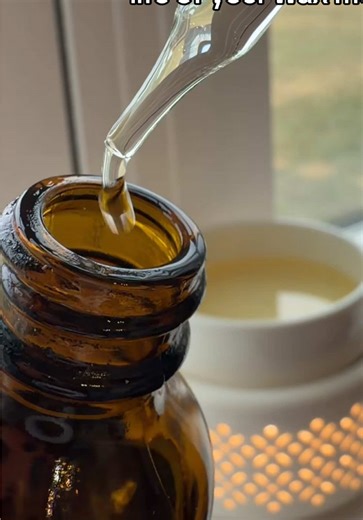 Rather than replacing your wax melts every few days, extend their life over and over again by adding diffuser oil to your wax when the smell starts dissipating #WaxMelts #DiffuserOil #cleaning #cleantok #smellgood