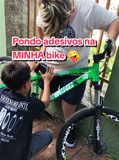 Pondo adesivos na bicicleta: O amor pelos detalhes!