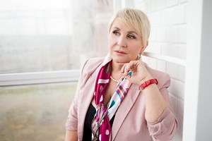 7 Scarf Styling Tips If You're Over 60, According to Stylists — Best Life
