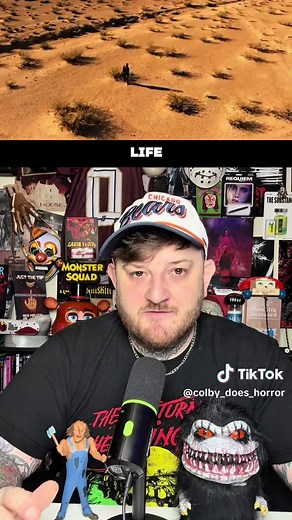 It Stains The Sand Red: A Disturbing Zombie Thriller