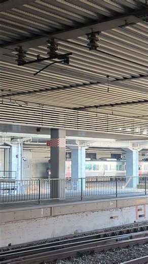 高架下から姿を現す227系500番台「Urara」 岡山駅に到着