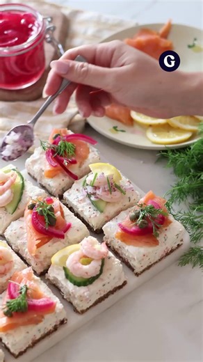 Cheesecake skagenröra = sant 😍❤️ Den här skagenscheesecaken gör du busenkelt i långpanna – både snygg och god till midsommar 🎉 Recept i kommentarerna | Godare