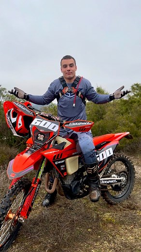 Dani Sanchez on Instagram: "Soy un presumido lo sé… . . . . 🤝🏼: @motocardstore @roostmxgear @wpericauge @dirtcultclothing @onegripper @adhesivosmolonesbyojgraphics @smracingspirit @gopro @goproes @mtbhoppercom @mainate_suministros @donjoyracing @jon_zuremoto @get_byathena @athenamotorsport @s3parts.official . . . #enduro #hardenduro #motero #motos #motor #humor #humormotero #gracioso #motocross #supermoto #reflexion"