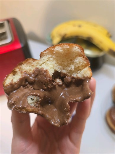 “16 beignets maison, dorés à la perfection 🍩✨ Trop fière de moi 😍 La pâte est moelleuse, le gianduja maison à l’intérieur… juste wow ! On apprend tous les jours, et aujourd’hui, j’ai testé et validé 😎 Si tu veux la recette complète, elle est dispo en PDF sur mon profil 😉 #beignetsmaison #gourmandise #faitmaison #foodie #gianduja”