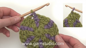 In this #DROPSvideo we show how you can crochet with two colours in the round. Have a question about this video? Leave it here or read more information here: http://www.garnstudio.com/video.php?id=145&lang=en See hundreds of DROPS tutorial videos here: http://www.garnstudio.com/video.php?lang=en #DROPSDesign #Garnstudio #tutorial #crochet #round | Garnstudio DROPS design