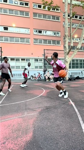 IL S’EST PERDU SUR LA FEINTE 😵‍💫🏀👋🏽 #basketball