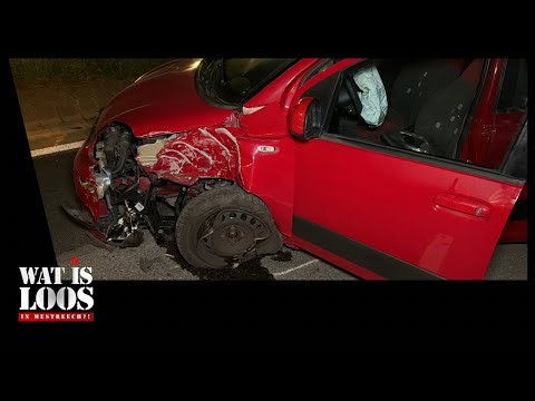 AUTO BOTST TEGEN LANTAARNPAAL IN MAASTRICHT: FORSE SCHADE