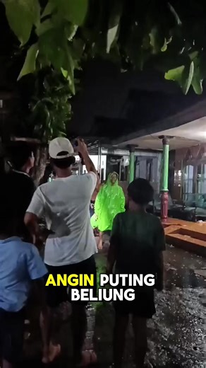 Angin Puting Beliung Terjang Dua Desa di Probolinggo, Belasan Rumah Rusak PROBOLINGGO – Fenomena cuaca ekstrem berupa angin puting beliung menerjang sejumlah wilayah di Kabupaten Probolinggo, Jawa Timur, pada Rabu (4/3/2026) petang. Peristiwa tersebut dilaporkan terjadi di dua lokasi berbeda, yakni di Dusun Karnin Kulon, Desa Sumber Kerang, Kecamatan Gending, serta di Dusun Peddulan, Desa Jabung Sisir. Angin kencang yang datang secara tiba-tiba menyebabkan sejumlah rumah warga mengalami kerusaka
