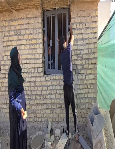 30K views · 1K reactions | Grandma helps build a warm home, installing windows for winter! 隣 #HomeRenovation #WinterReady #viralreels #trendingvideos | Mara Guerrero | Facebook