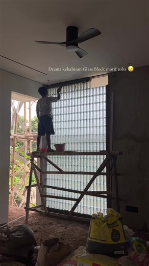 Kehabisan Glass Block Motif Toba dalam Pembangunan